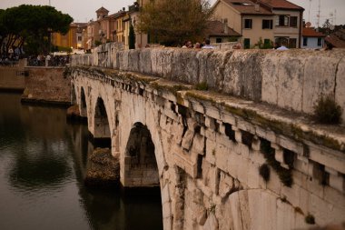 İtalya 'nın Rimini kentinde Marecchia Nehri' ni kaplayan Roma köprüsü olan Ponte di Tiberio 'yu keşfedin. M.Ö. 20 'de inşa edilen bu görkemli yapı, Roma mühendisliğinin ve görülmesi gereken bir eseridir.