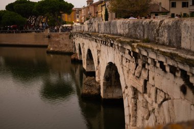 İtalya 'nın Rimini kentinde Marecchia Nehri' ni kaplayan Roma köprüsü olan Ponte di Tiberio 'yu keşfedin. M.Ö. 20 'de inşa edilen bu görkemli yapı, Roma mühendisliğinin ve görülmesi gereken bir eseridir.