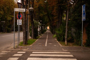 Rimini, Emilia Romagna, İtalya - 2024: Rimini eski şehir merkezi yaya geçidi