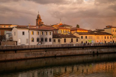 Rimini, Emilia Romagna, İtalya - 2024: Rimini 'deki Cavour Meydanı' ndaki eski balık pazarı