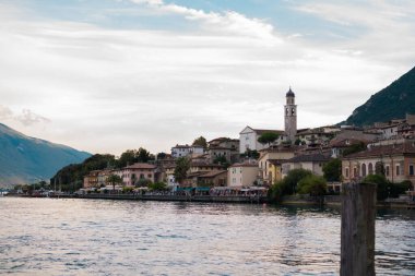 Lake garda, İtalya en büyük gölüdür. yarı yolda brescia verona ve arasında Venedik ve Milano hakkında Kuzey İtalya yer almaktadır.
