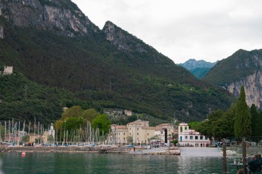 Lake garda, İtalya en büyük gölüdür. yarı yolda brescia verona ve arasında Venedik ve Milano hakkında Kuzey İtalya yer almaktadır.