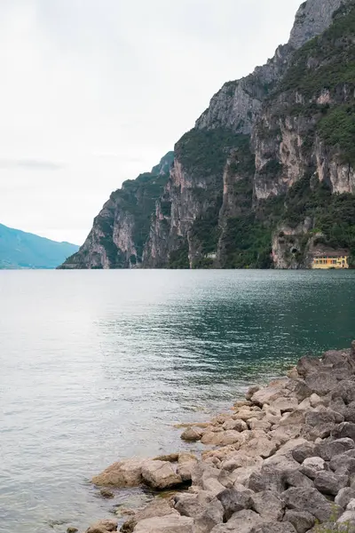 Lake garda, İtalya en büyük gölüdür. yarı yolda brescia verona ve arasında Venedik ve Milano hakkında Kuzey İtalya yer almaktadır.