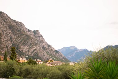 Garda Gölü 'ndeki dağ manzarası