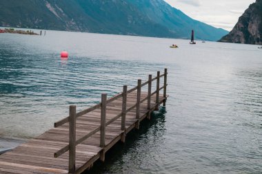 İtalya 'daki Lago di Garda Gölü' nde ahşap iskele.