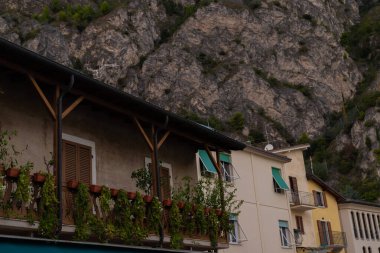 Limone, Lake Garda İtalya pitoresk Küçük kasaba sokak görünümü.