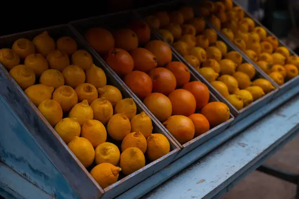 Limonlar ve portakallar. Sarı ve turuncu. Süpermarket tezgahı. Şükran Günü. Tropik meyveler. Vejetaryen yemeği. Bağışıklığı güçlendiriyor. Soğuk algınlığına karşı doğal vitaminler. Sağlıklı yemek..
