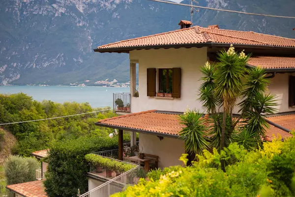 Limone, Lake Garda İtalya pitoresk Küçük kasaba sokak görünümü.