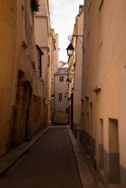 Paris, Fransa'da kafe masaları ile rahat sokak. Mimari ve Paris'in simgeleri. Paris Kartpostalı