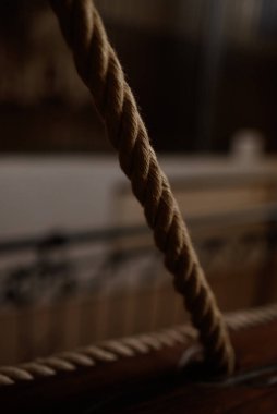 Denizci ipini sıkı bağla. Nesne koyu ve karamsar renklerde. Seçici odak, sığ alan derinliği, bulanık arkaplan.