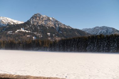 Karlı havada sis, Alp dağlarının manzarası, yol. Kış dağının panoramik manzarası