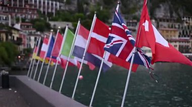 Garda Gölü 'nün rüzgarında farklı ülkelerin bayrakları sallanıyor..