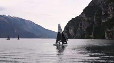 Garda Gölü 'nde manzaralı dağ manzaralı bir yat..