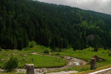 İsviçre dağlık geçitlerinde dolambaçlı dağ yolları dramatik manzaralar ve unutulmaz bir sürüş deneyimi sunuyor.