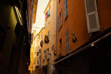 Nice 'in Eski Kasabası, Fransız Rivierası, Cote dAzur, Fransa' daki güneşli renkli tarihi evler