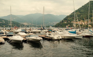 İtalya 'daki Como gölündeki rıhtımda tekneler. Limanda yatlar ve gemiler var. İtalya, Como - 2025