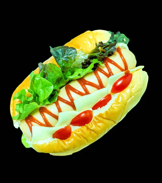 Hot Dog Met Ketchup Mosterd Sla Geïsoleerd Zwarte Achtergrond — Stockfoto