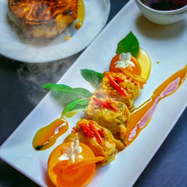 Doldurulmuş domuz eti, sebze ve soslu beyaz tabak. Haşlanmış domuz köftesi..