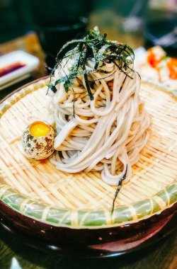 Japon eriştesi - Japon yemeği tarzı - seçici odak noktası