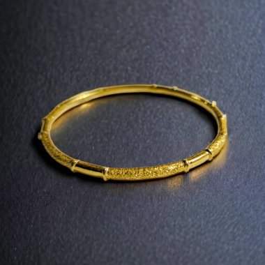 Siyah arka planda güzel altın bir bilezik. Yakın plan..