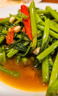 Kızarmış Çin sabah zaferi, beyaz tabakta acı biber sosu