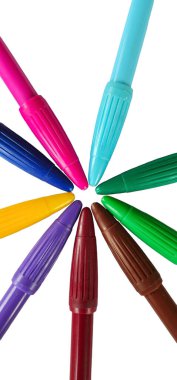 Beyaz arka planda farklı renklere sahip bir grup işaret. Fotoğraf.. 