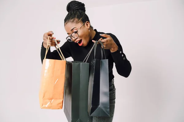 购物理念 年轻美丽迷人的非洲女性的画像 她面带微笑 带着购物袋快乐 — 图库照片