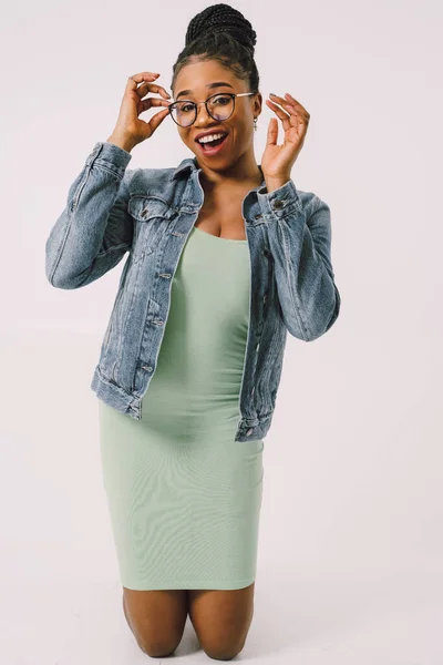 Açık Yeşil Elbiseli Ceketli Afro Amerikalı Kadın Modern Gündelik Güzel — Stok fotoğraf