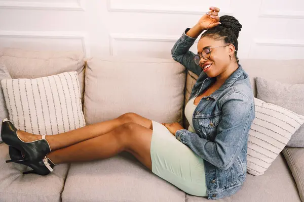 Kanepede Oturan Açık Yeşil Elbiseli Afro Amerikalı Kadın Oturma Odasında — Stok fotoğraf