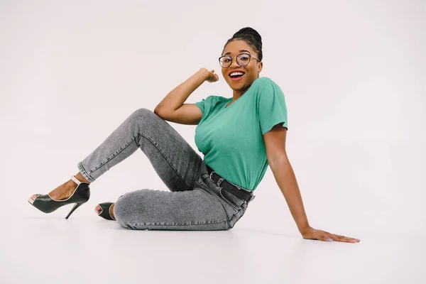 Genç Siyah Kadın Yerde Oturuyor Gülümsüyor — Stok fotoğraf