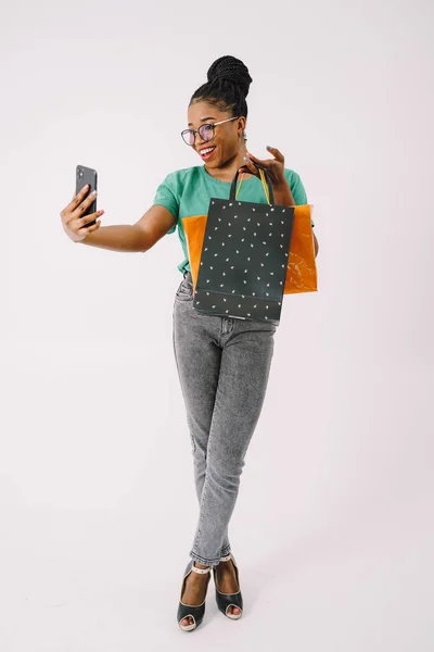 Чарівна Афроамериканка Стоїть Тримає Мобільний Телефон Студійний Знімок Чудової Чорної — стокове фото