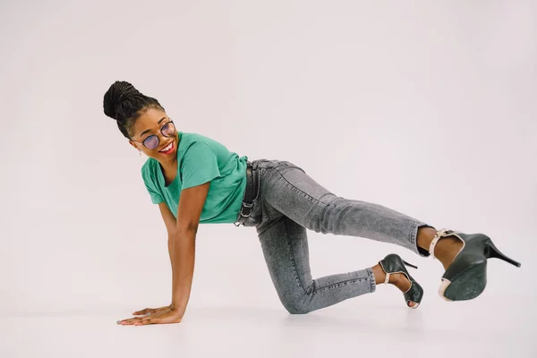Schöne Afroamerikanerin Kniet Auf Dem Boden Studioaufnahme Eines Wunderbaren Schwarzen — Stockfoto