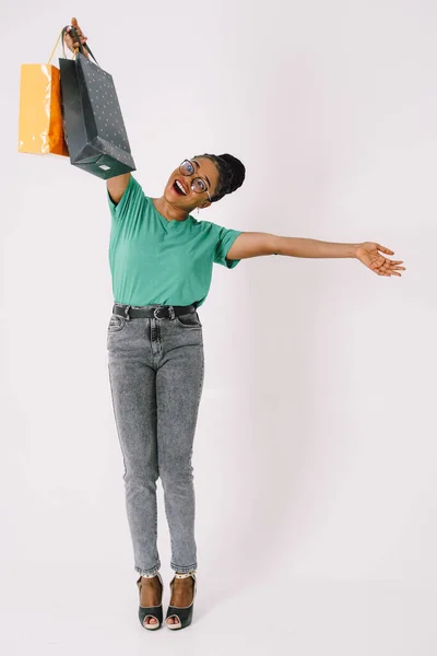 购物理念 年轻美丽迷人的非洲女性的画像 她面带微笑 带着购物袋快乐 — 图库照片
