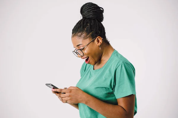 Захоплена Афроамериканська Дівчина Використовує Смартфон Стоячи Щаслива Африканська Жінка Білому — стокове фото