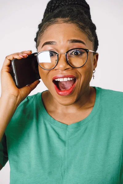 Чарівна Афроамериканська Жінка Стоїть Відповідає Телефонний Дзвінок Студійний Знімок Чудової — стокове фото