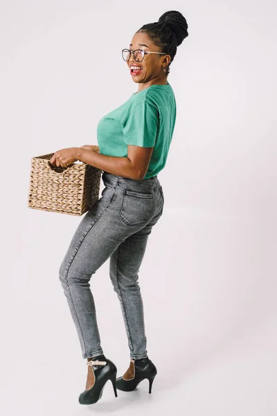 Güzel Afro Amerikan Kadın Sepeti Tutuyor Beyaz Arka Planda Mutlu — Stok fotoğraf