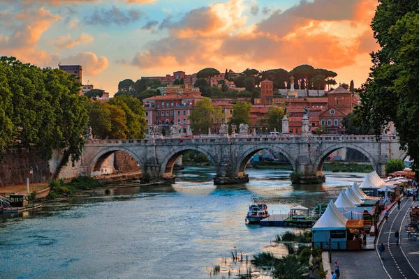 Dech Beroucí Západ Slunce Nad Řekou Tiber Ikonickým Mostem Římem — Stock fotografie