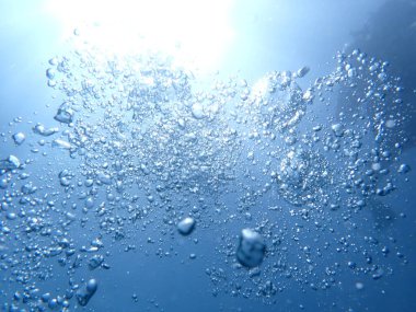 Suda mavi kabarcıklar