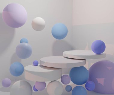 Beyaz podyumun, mavi ve menekşe toplarıyla dekore edilmiş, pencereye doğru pastel konsept ve güneş ışığı şeklinde yorumlanması