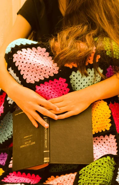 Girl Reading Book Colorful Crochet Blanket — Stock Photo, Image