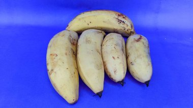 Mavi bir yüzeyde bir demet muz