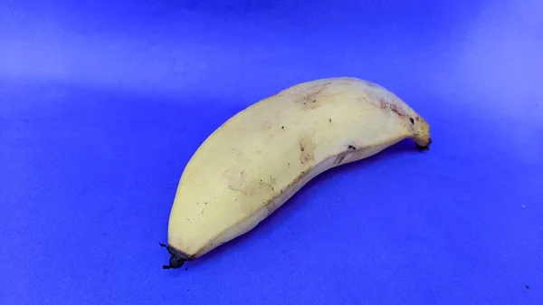 Une Banane Sur Fond Bleu — Photo