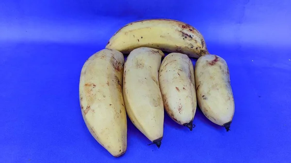 Ein Bündel Bananen Auf Blauer Fläche — Stockfoto
