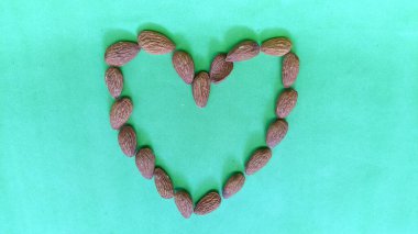 Yeşil bir yüzeyde badem şeklinde bir kalp.