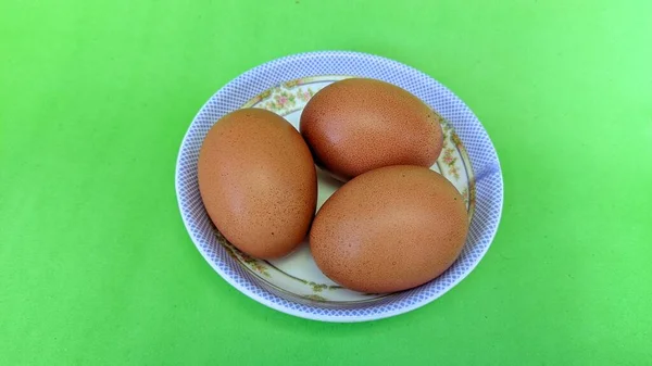 Draufsicht Auf Rohe Braune Eier Auf Einem Auf Grünem Hintergrund — Stockfoto