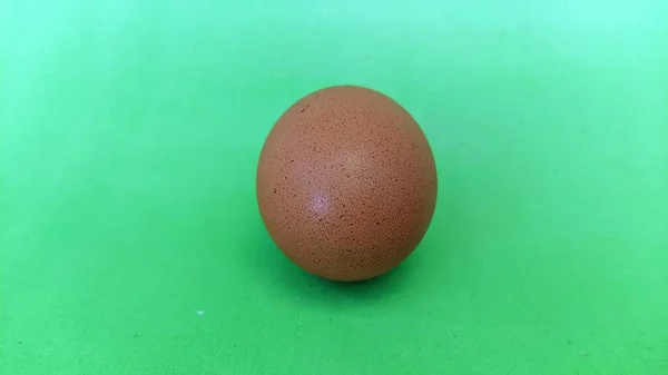 Коричневое Яйцо Зеленой Поверхности — стоковое фото
