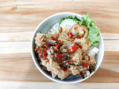 Kızarmış dori balığı sambal matah 'ı kapatın. Endonezya gıda kavramları