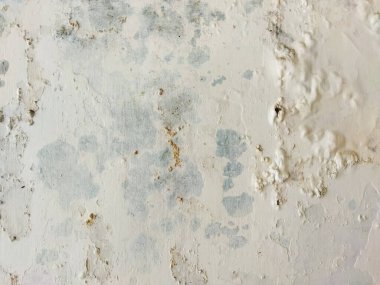 Evin önündeki duvarı kapatın.