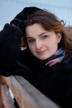 Kışın sokakta şapkalı bir kadın. Yüksek kalite fotoğraf