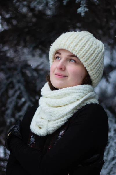Mulher Retrato Jovem Com Chapéu Branco Rua Inverno Coníferas Foto — Fotografia de Stock